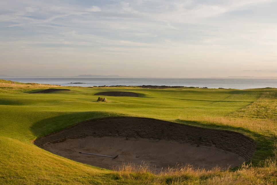 /content/dam/images/golfdigest/fullset/course-photos-for-places-to-play/Elie 6th approach ground shot.jpg